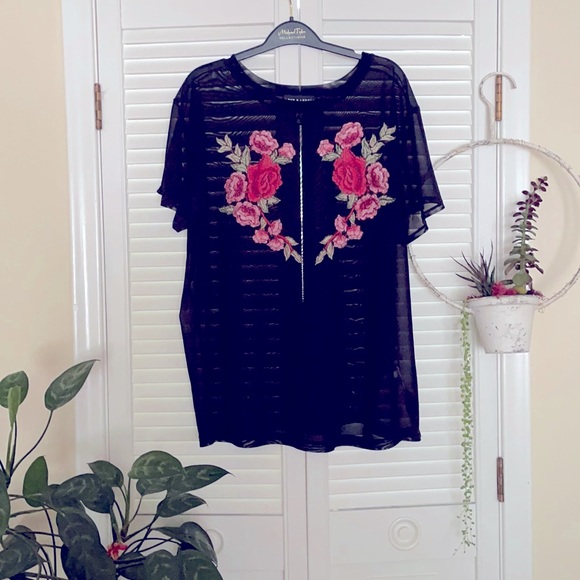 Love & Legend Tops - 🌹Chic embroidered mesh t-shirt.